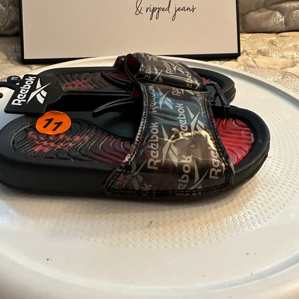 🆕Reebok Kids Slides